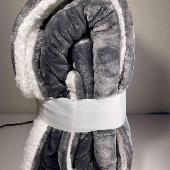 UGG Avery Quilted Throw Blanket In Charcoal 50"x70" Reversible Sherpa Brand New! - Picture 2 of 7